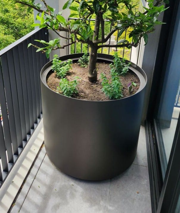 Standalone aluminium cylinder planter