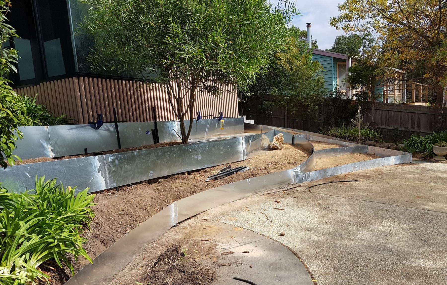 Architectural aluminium landscape edging