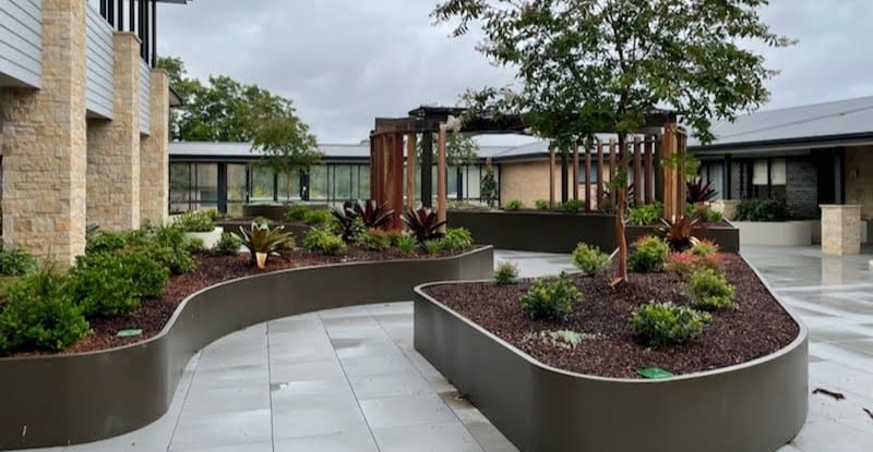 Large-scale aluminium garden beds