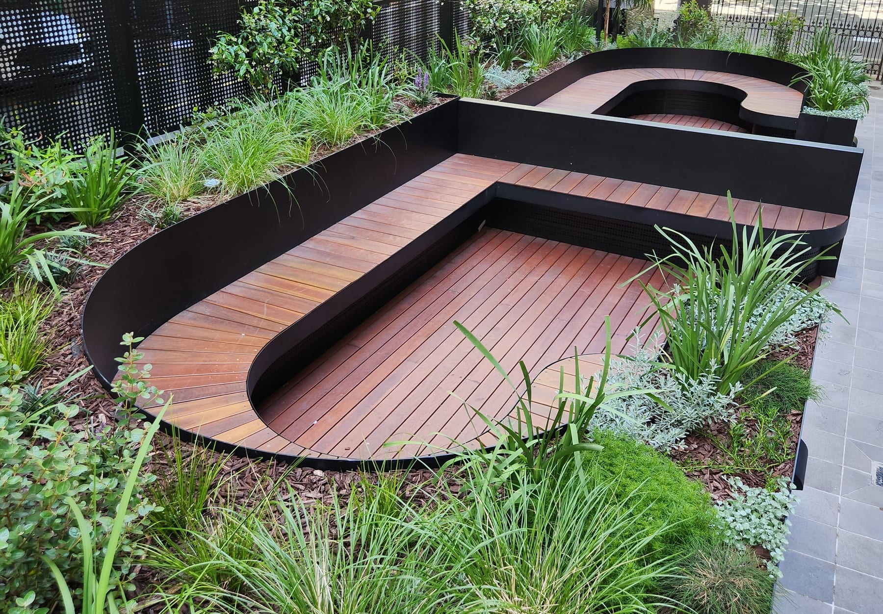 Aluminium beds defining and containing planting
